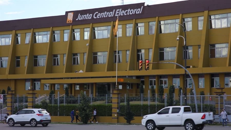 La Junta Central Electoral (JCE) aprobó este miércoles la Resolución núm. 08-2026, mediante la cual dispone la integración preliminar de las 162 juntas electorales que,