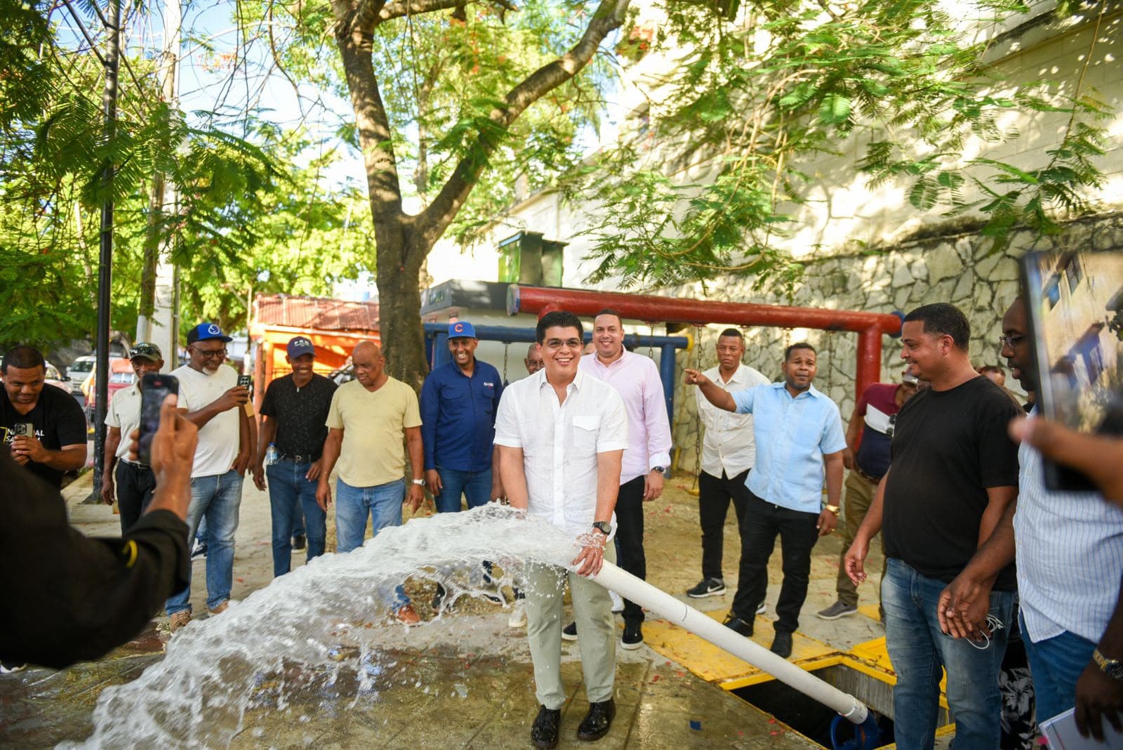 Durante sus acostumbrados recorridos de inspección de obras, el director de la CAASD entregó dos pozos en esos sectores y afirmó que antes de diciembre estarían completando la entrega de otros 30 pozos en diversas localidades del Gran Santo Domingo, beneficiando a cientos de familias.
